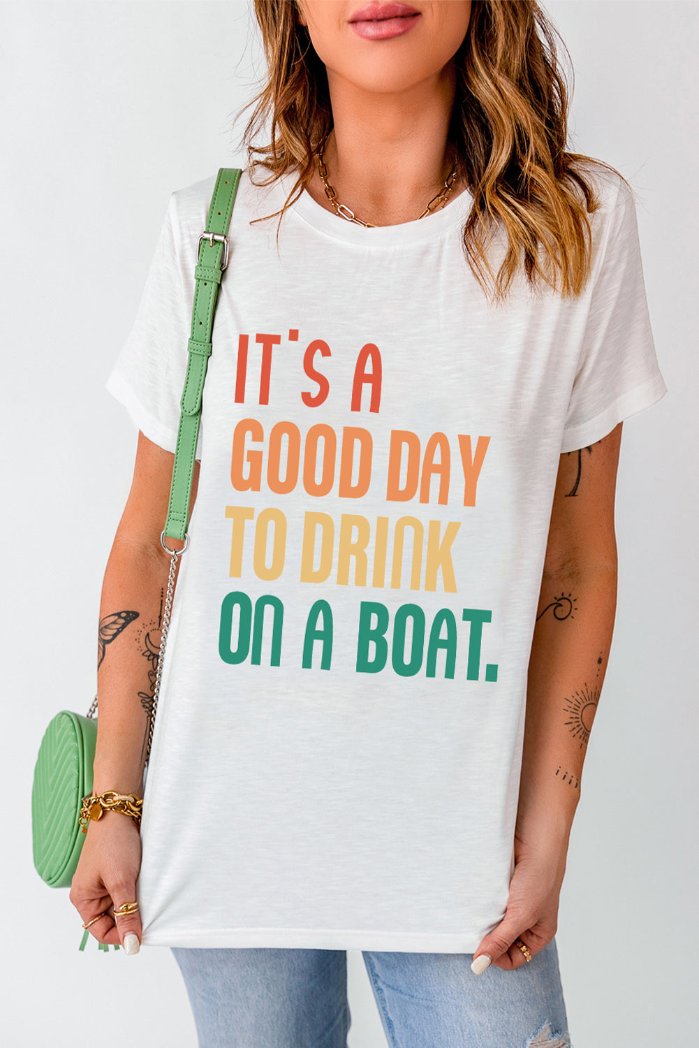 ES UN BUEN DÍA PARA BEBER EN UN BARCO Camiseta gráfica