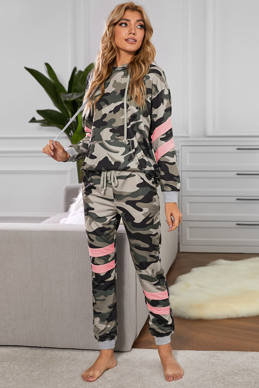 Conjunto de sudadera con capucha y joggers con detalle de camuflaje en contraste