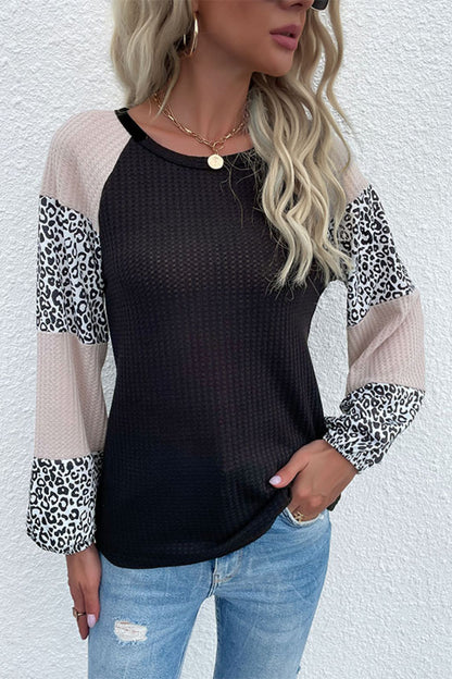 Camiseta de punto gofrado con estampado de leopardo en contraste