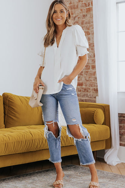 Blusa con cuello de muesca y mangas con volantes fruncidos