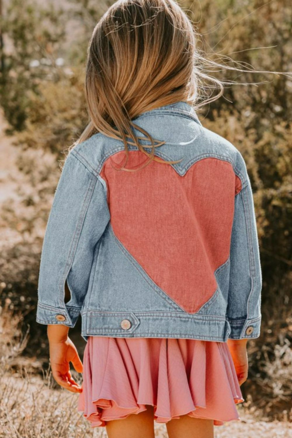 Chaqueta de mezclilla con corazones en contraste para niñas de ODDI