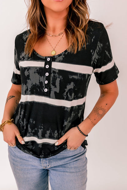 Camiseta con cuello henley tie-dye