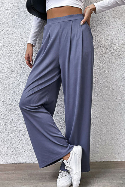 Pantalones anchos con bolsillos y detalles plisados