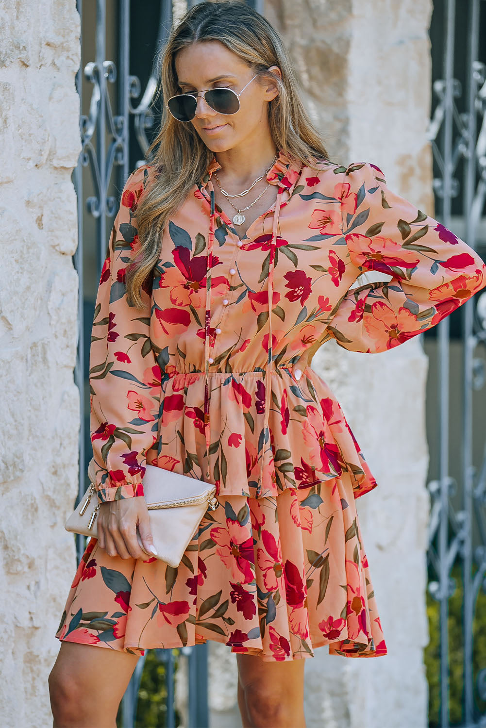 Vestido a capas de manga larga con cuello anudado floral