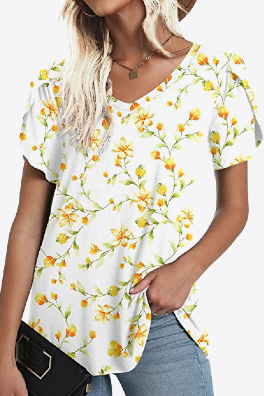 Blusa estampada con manga de pétalos y cuello en V