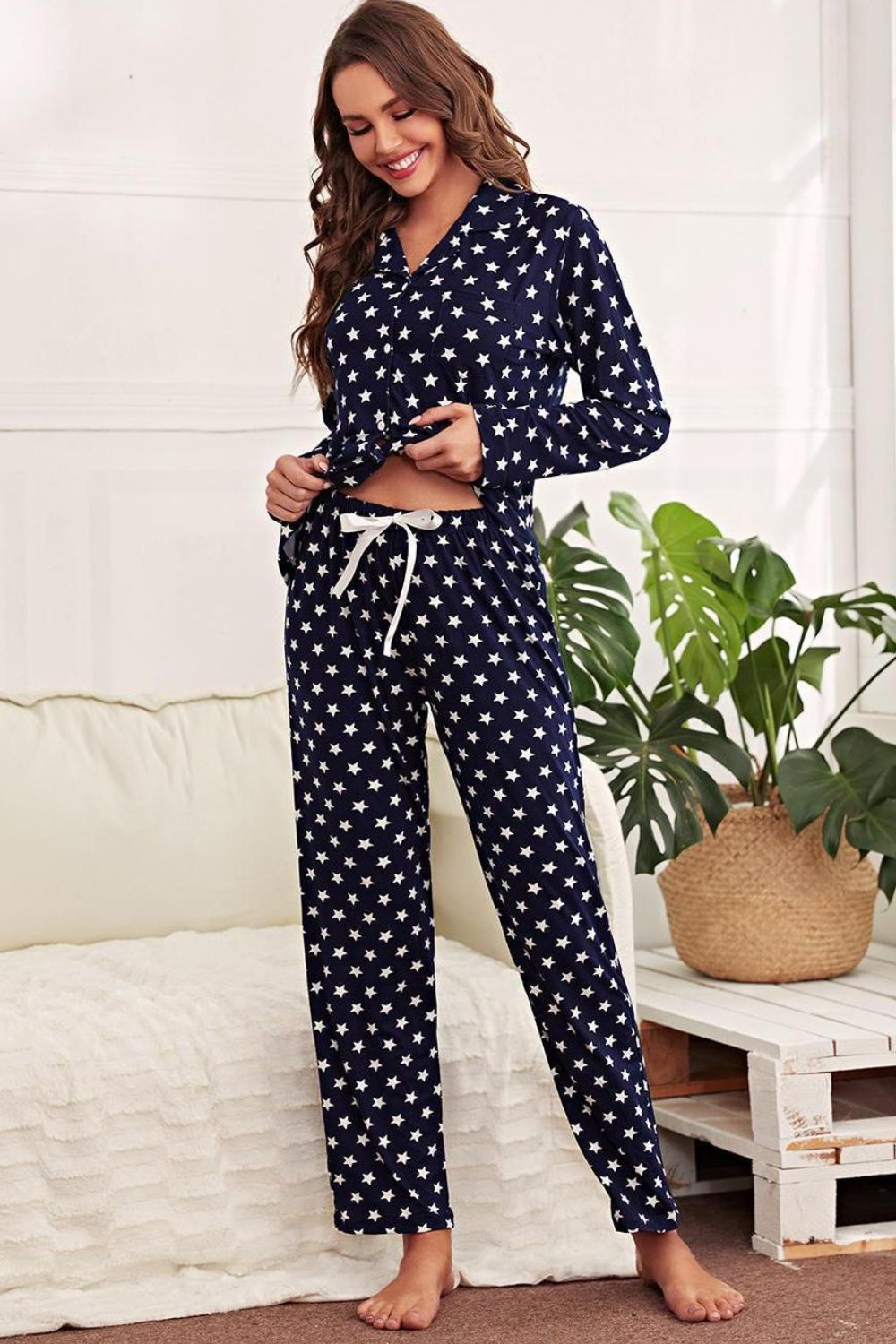 Conjunto de salón con pantalón y camisa abotonada con estampado de estrellas