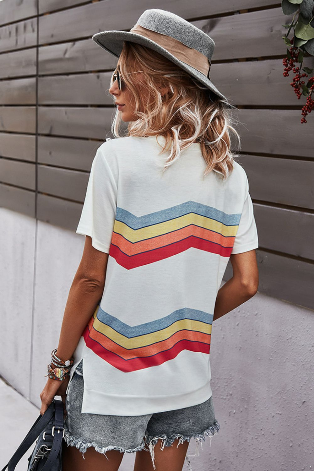 Camiseta multicolor con abertura lateral y cuello redondo con rayas Chevron