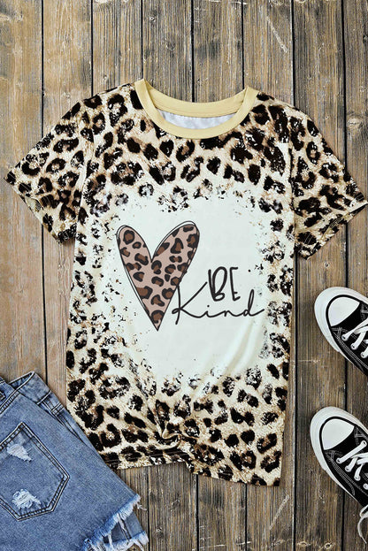 BE KIND Camiseta de cuello redondo con estampado de leopardo y corazón