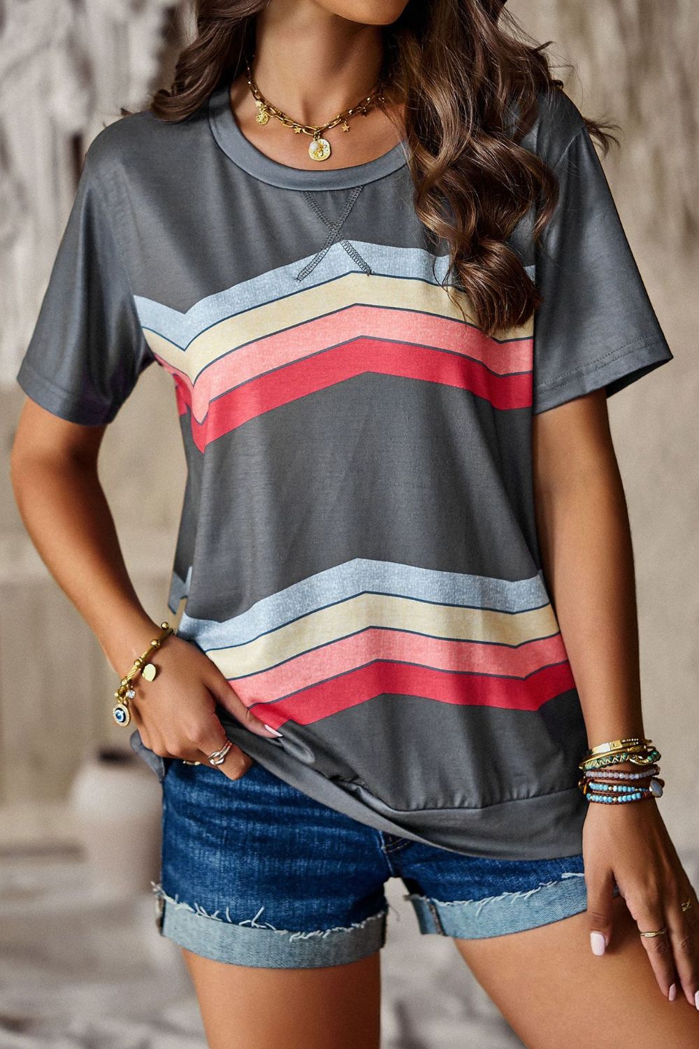 Camiseta multicolor con abertura lateral y cuello redondo con rayas Chevron