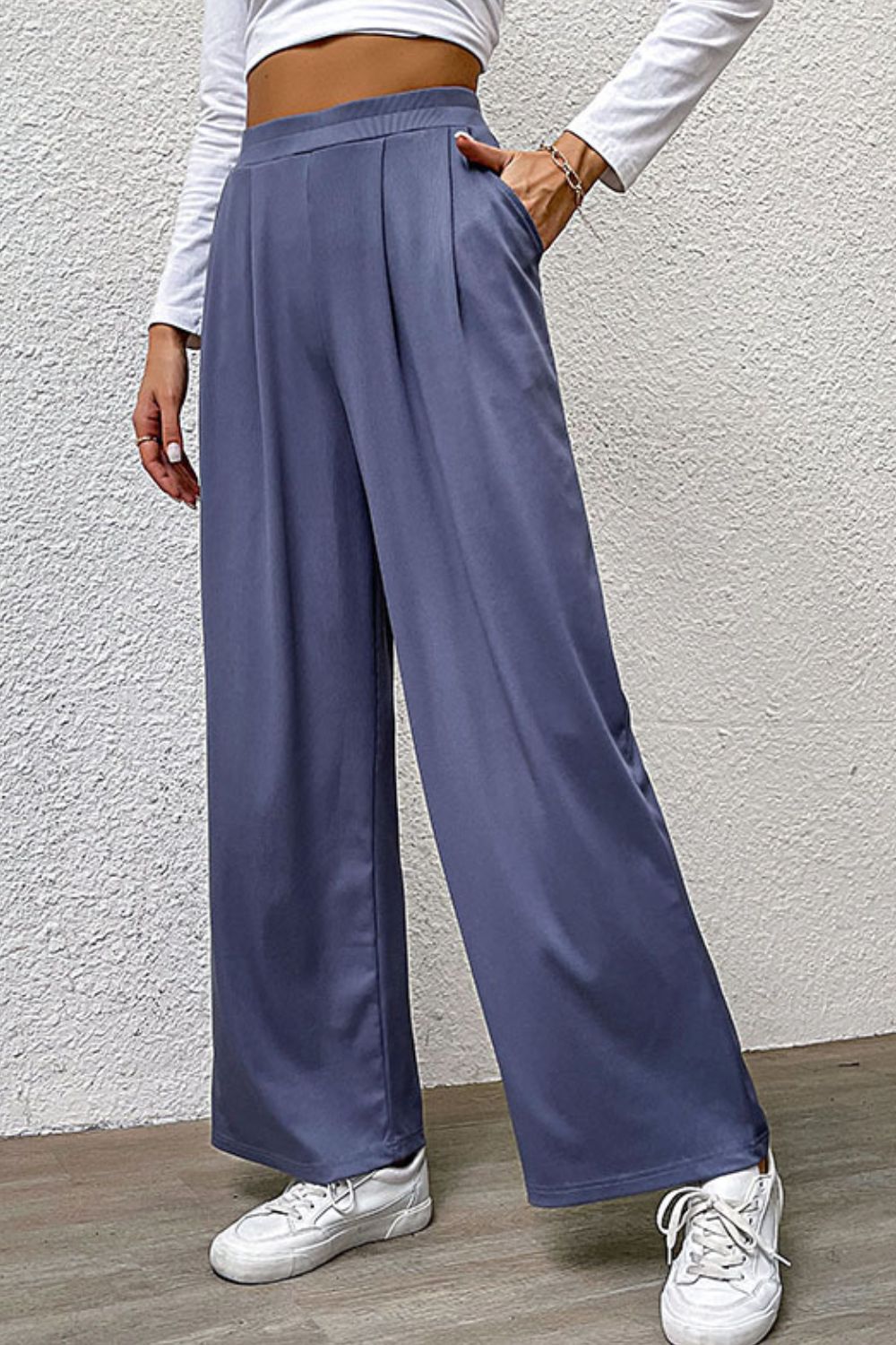 Pantalones anchos con bolsillos y detalles plisados