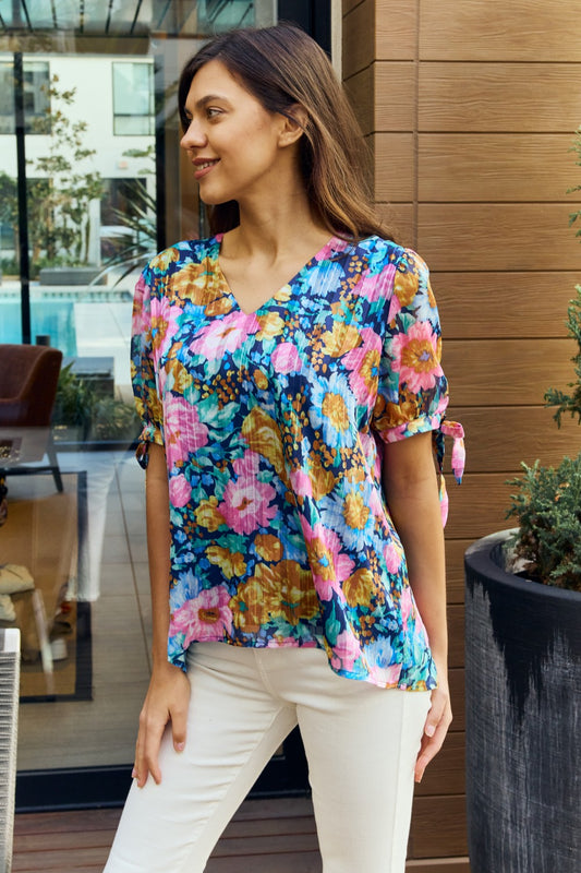 Blusa con detalle de lazo y cuello en V floral de tamaño completo de Petal Dew