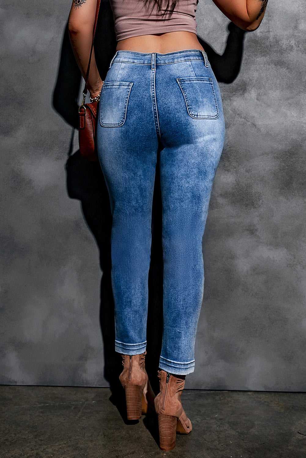 Jeans de tiro alto con costura central y bragueta con botones