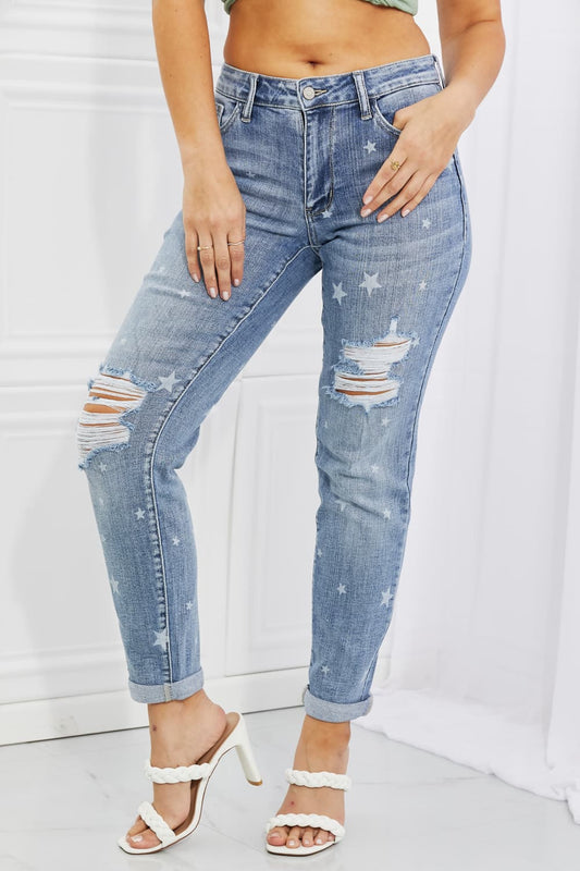 Judy Blue Sarah Jeans estilo boyfriend con estampado de estrellas de tamaño completo