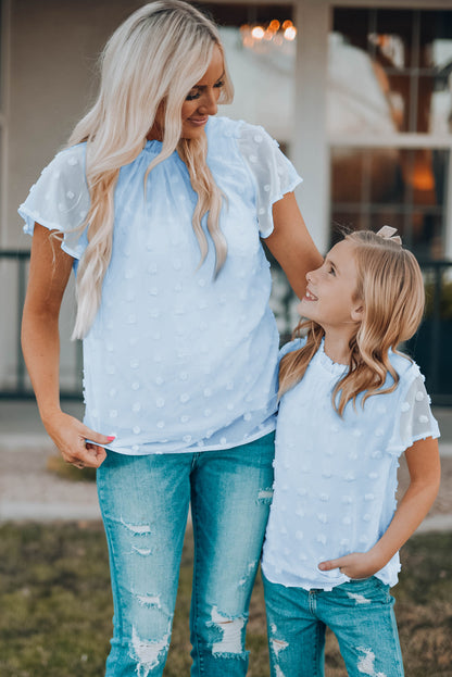 Blusa de mujer con volantes en el cuello y lunares suizos