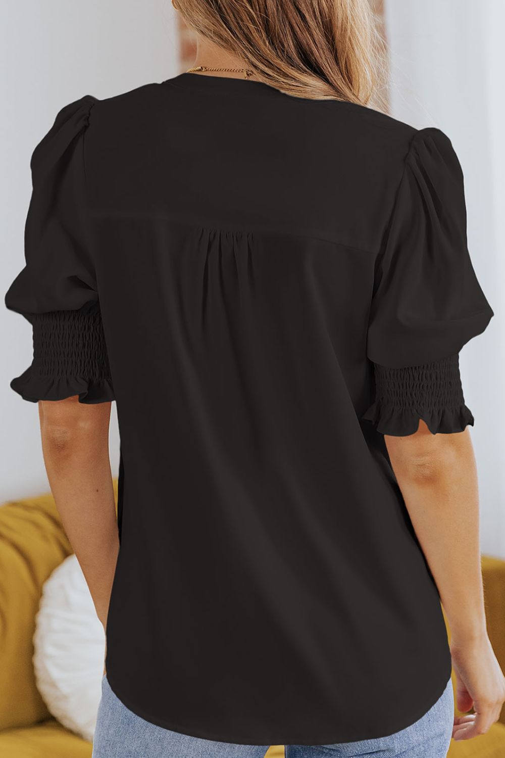 Blusa con cuello de muesca y mangas con volantes fruncidos