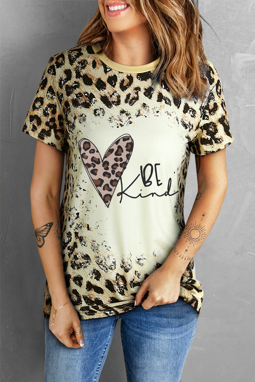 BE KIND Camiseta de cuello redondo con estampado de leopardo y corazón