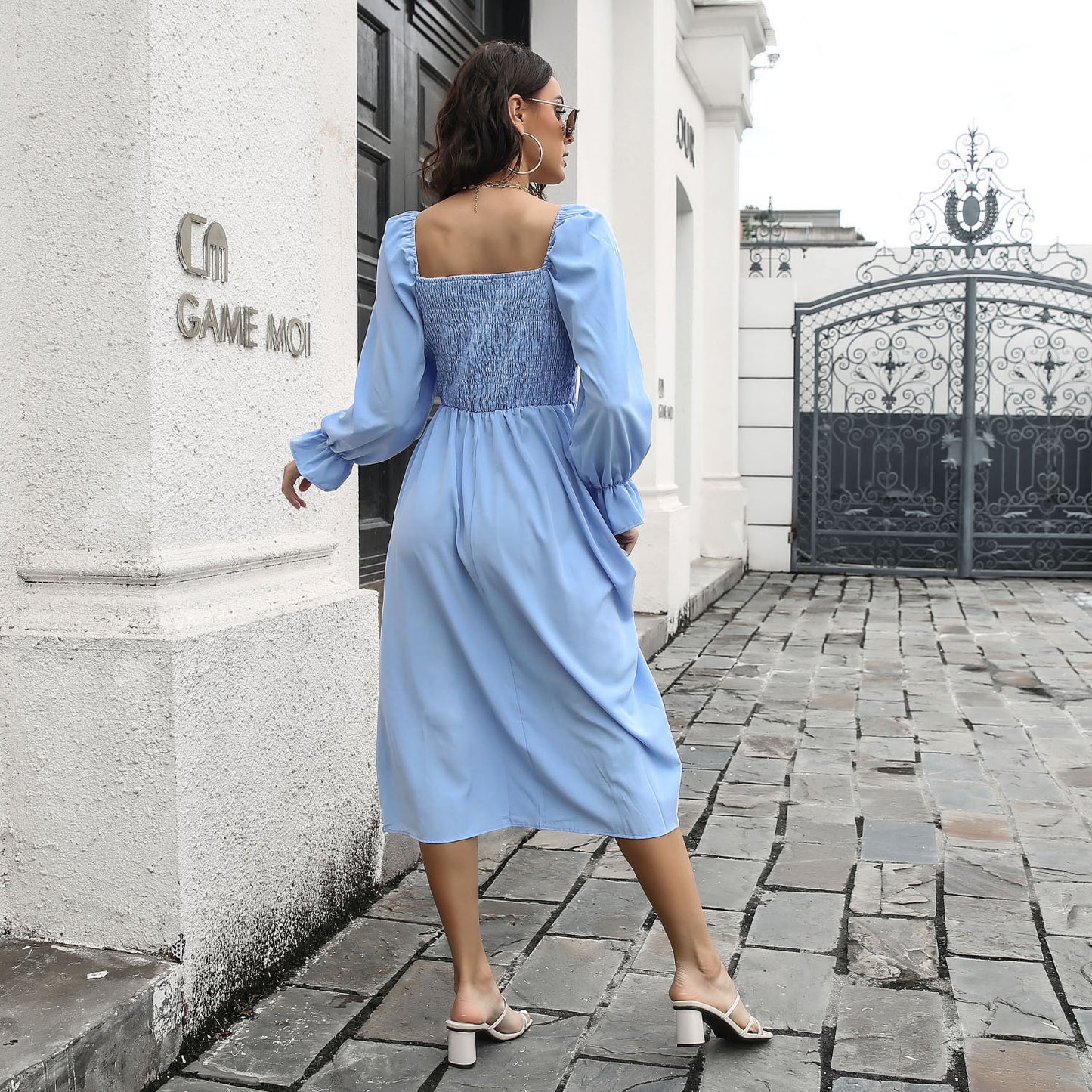 Vestido midi con cuello cuadrado fruncido 