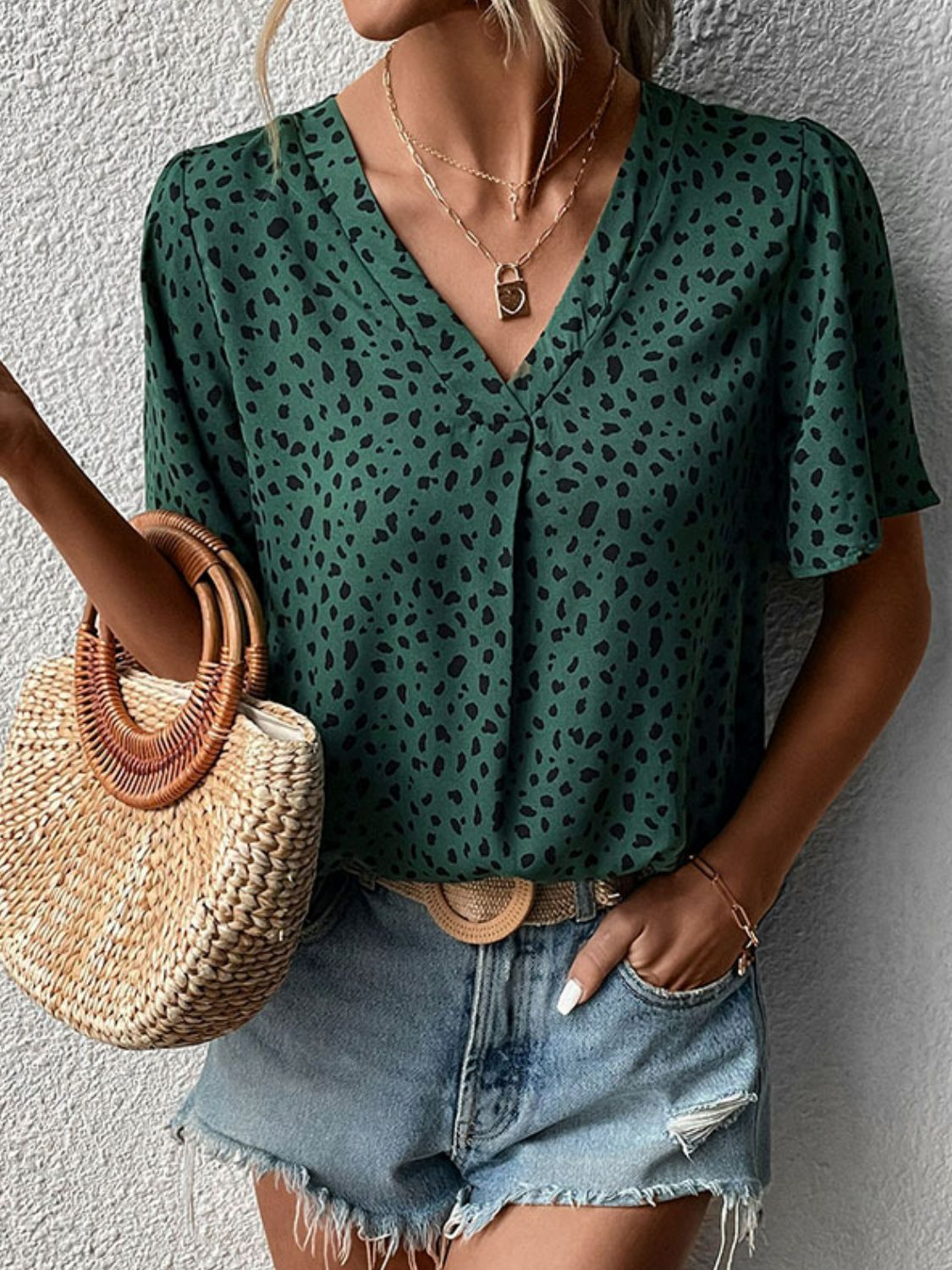 Blusa con estampado animal con cuello en V y manga ondulada