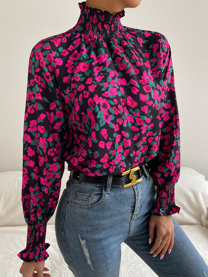 Blusa con cuello de volantes y fruncido floral