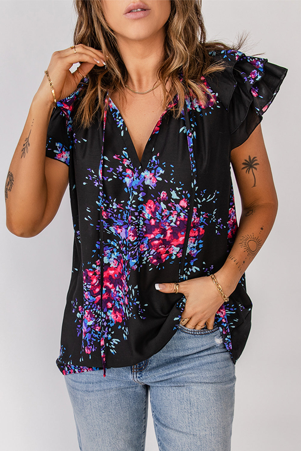 Blusa floral con mangas acampanadas y cuello anudado