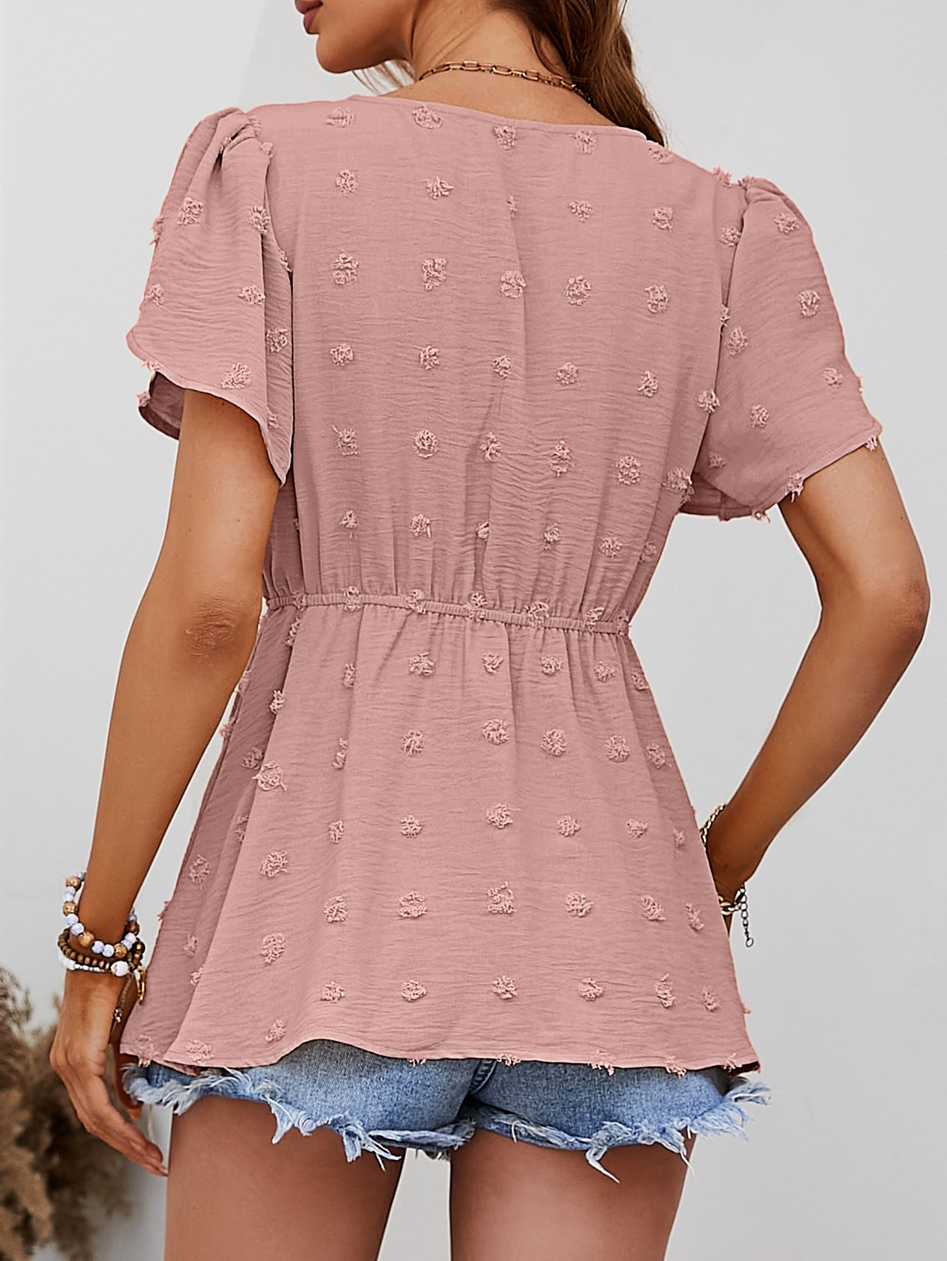 Blusa peplum con manga de pétalo abotonada con lunares suizos