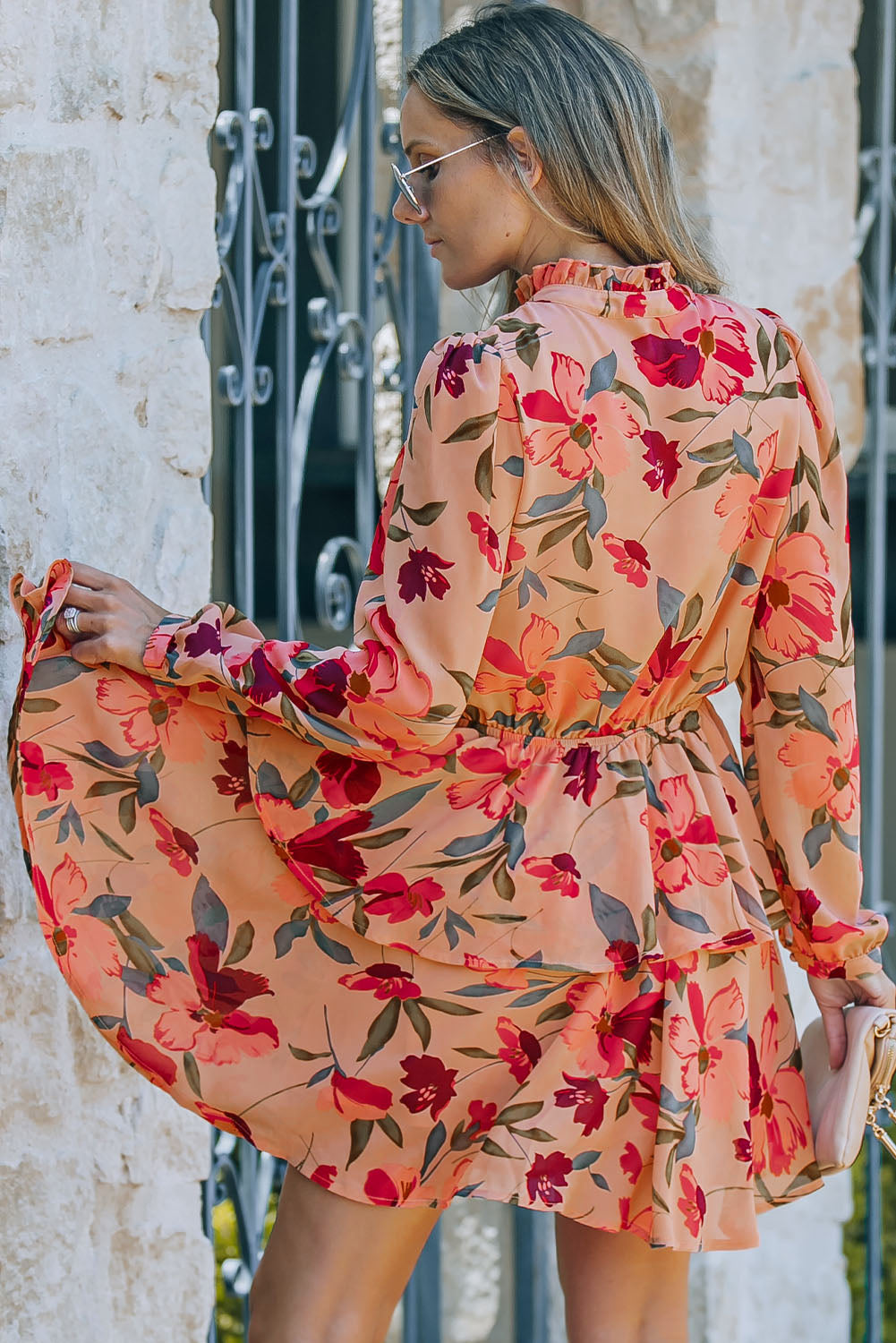 Vestido a capas de manga larga con cuello anudado floral