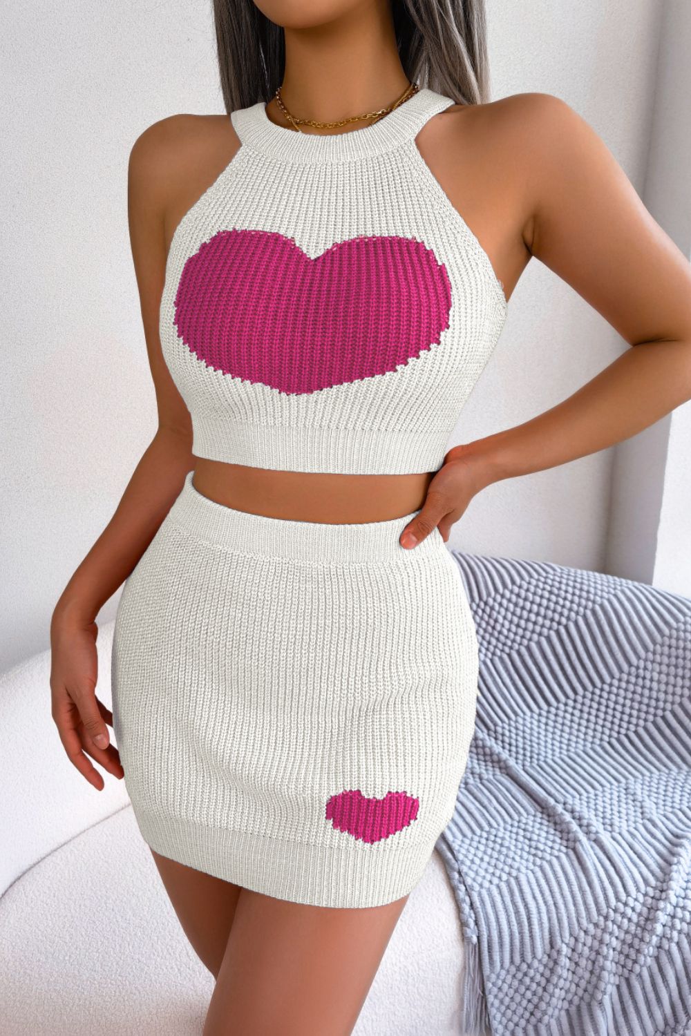 Conjunto de top y falda de punto acanalado en contraste con corazones