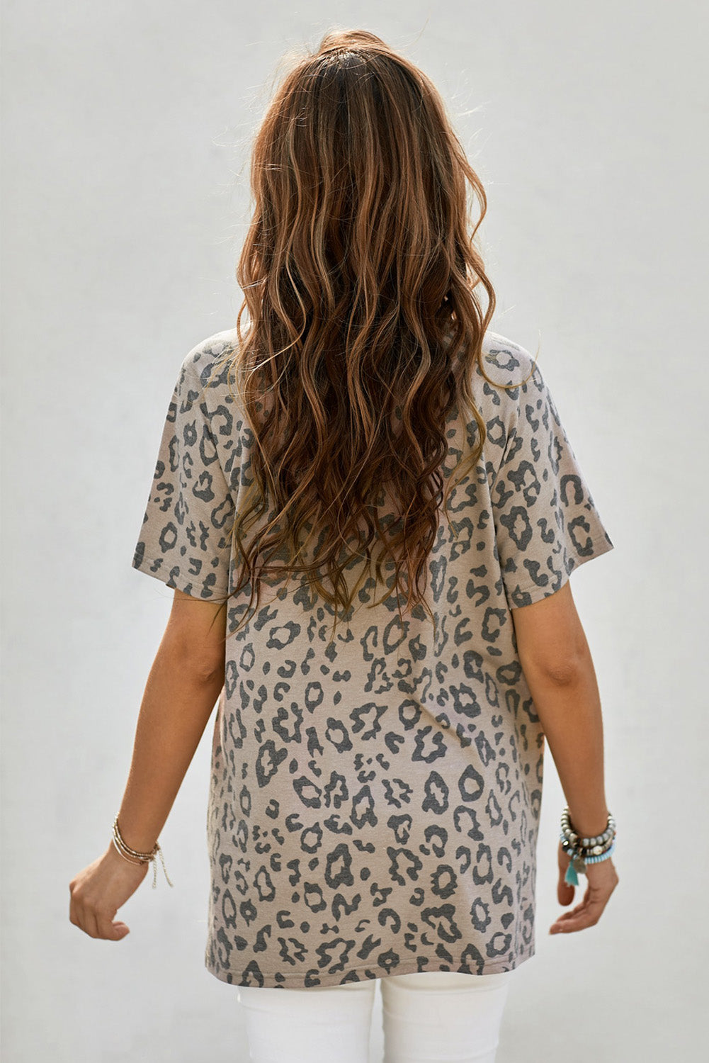 Camiseta de leopardo con cuello en V y bolsillo