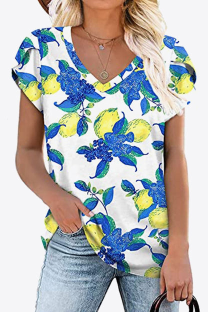 Blusa estampada con manga de pétalos y cuello en V