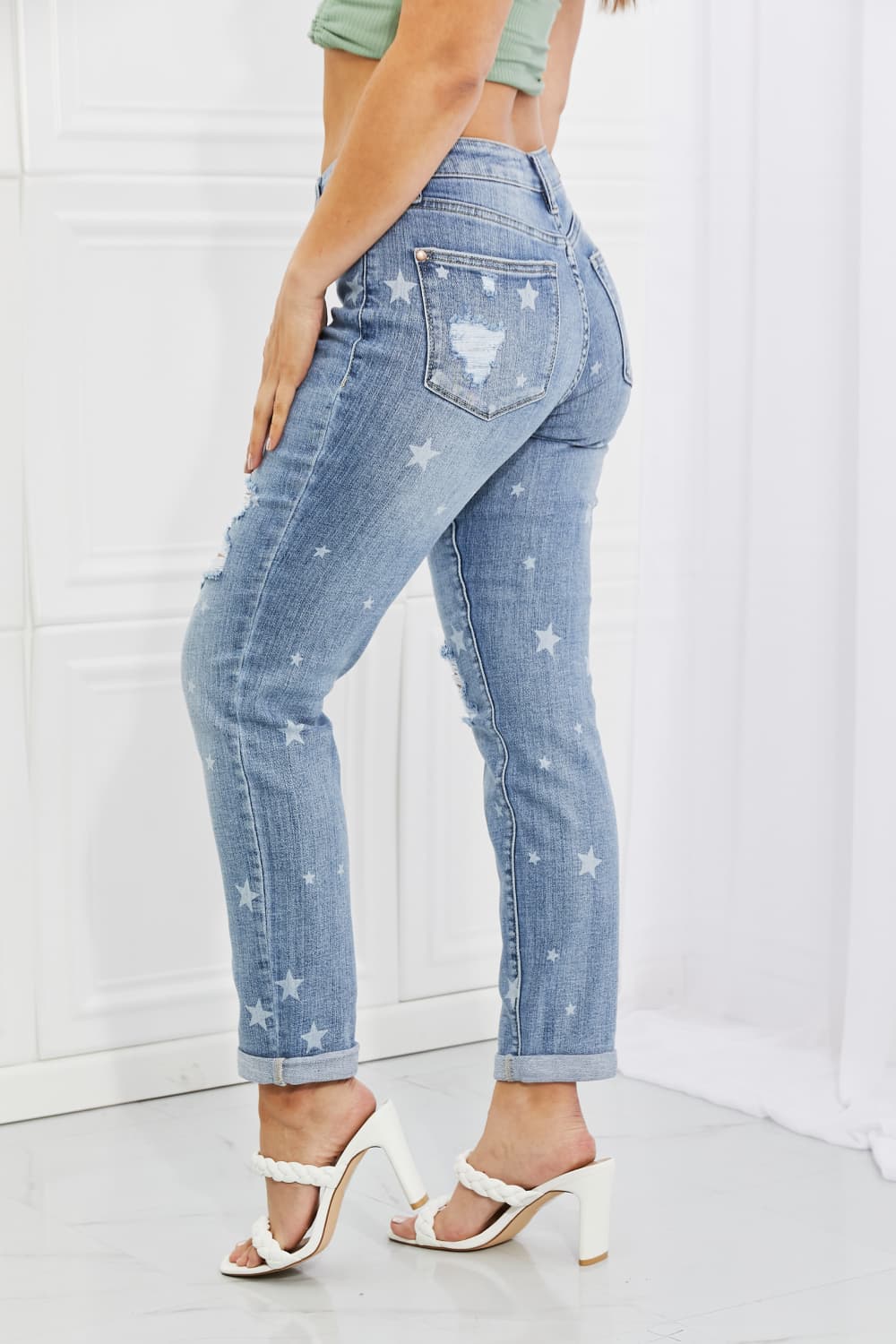 Judy Blue Sarah Jeans estilo boyfriend con estampado de estrellas de tamaño completo