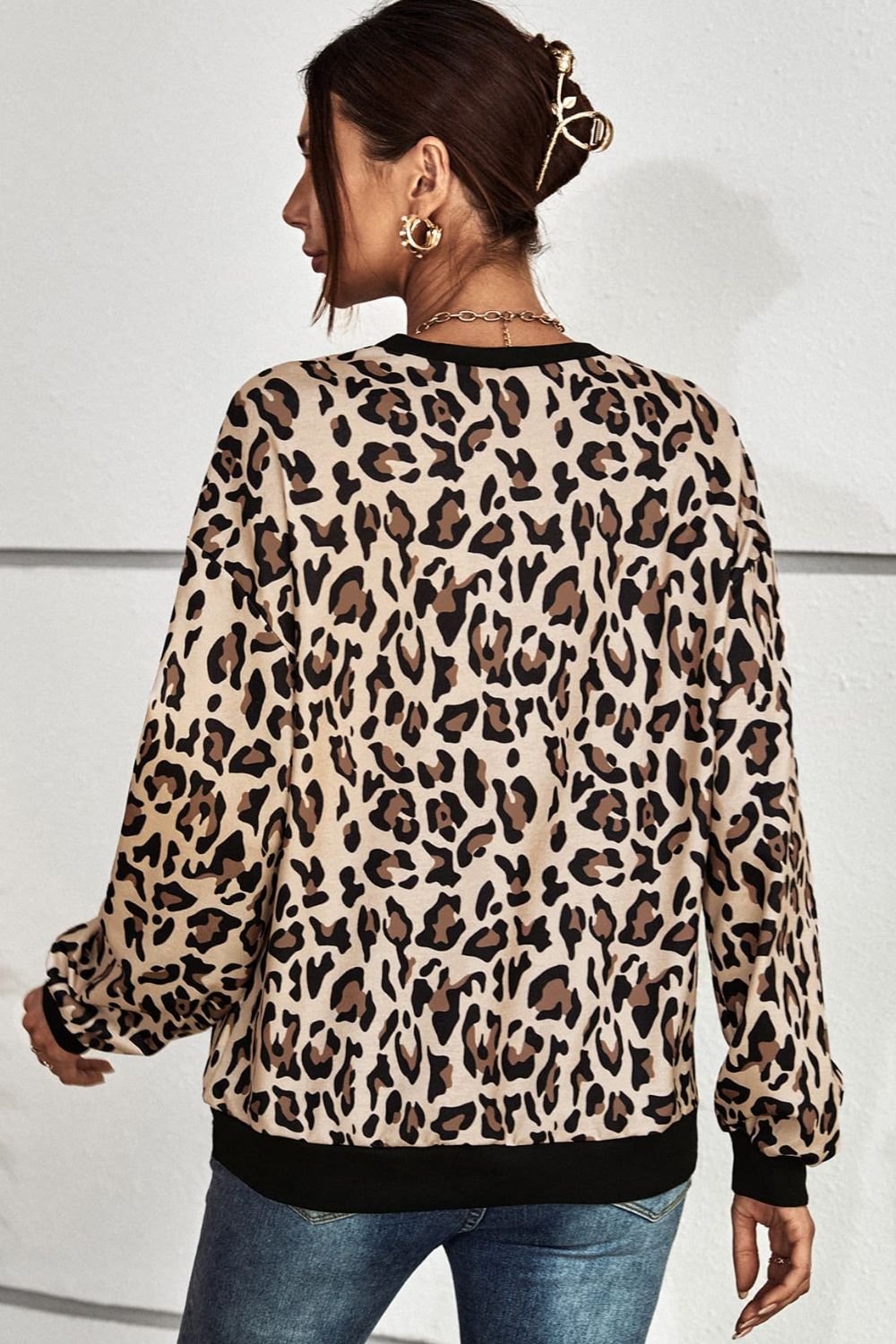 Sudadera con hombros caídos y cuello redondo de leopardo