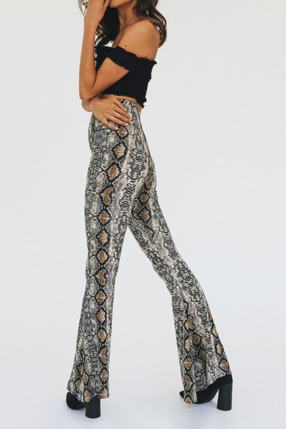 Pantalones acampanados con estampado de piel de serpiente