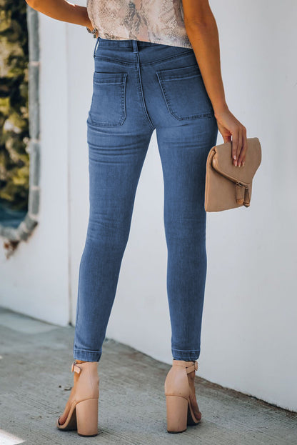 Jeans ajustados con botones y bolsillos