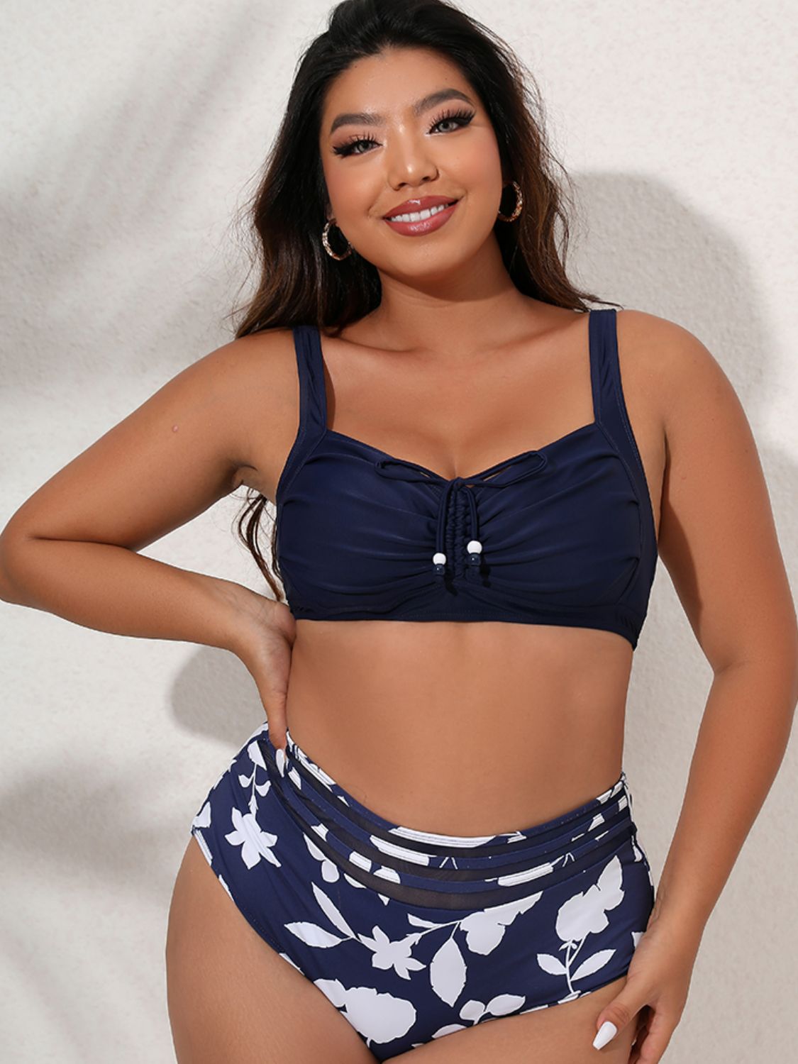 Conjunto de bikini con detalles fruncidos estampados de talla grande