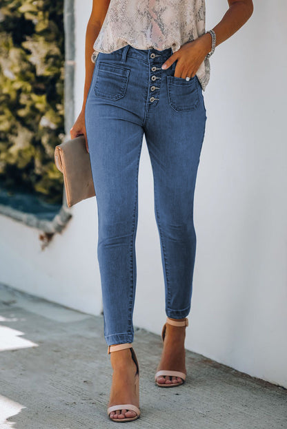 Jeans ajustados con botones y bolsillos