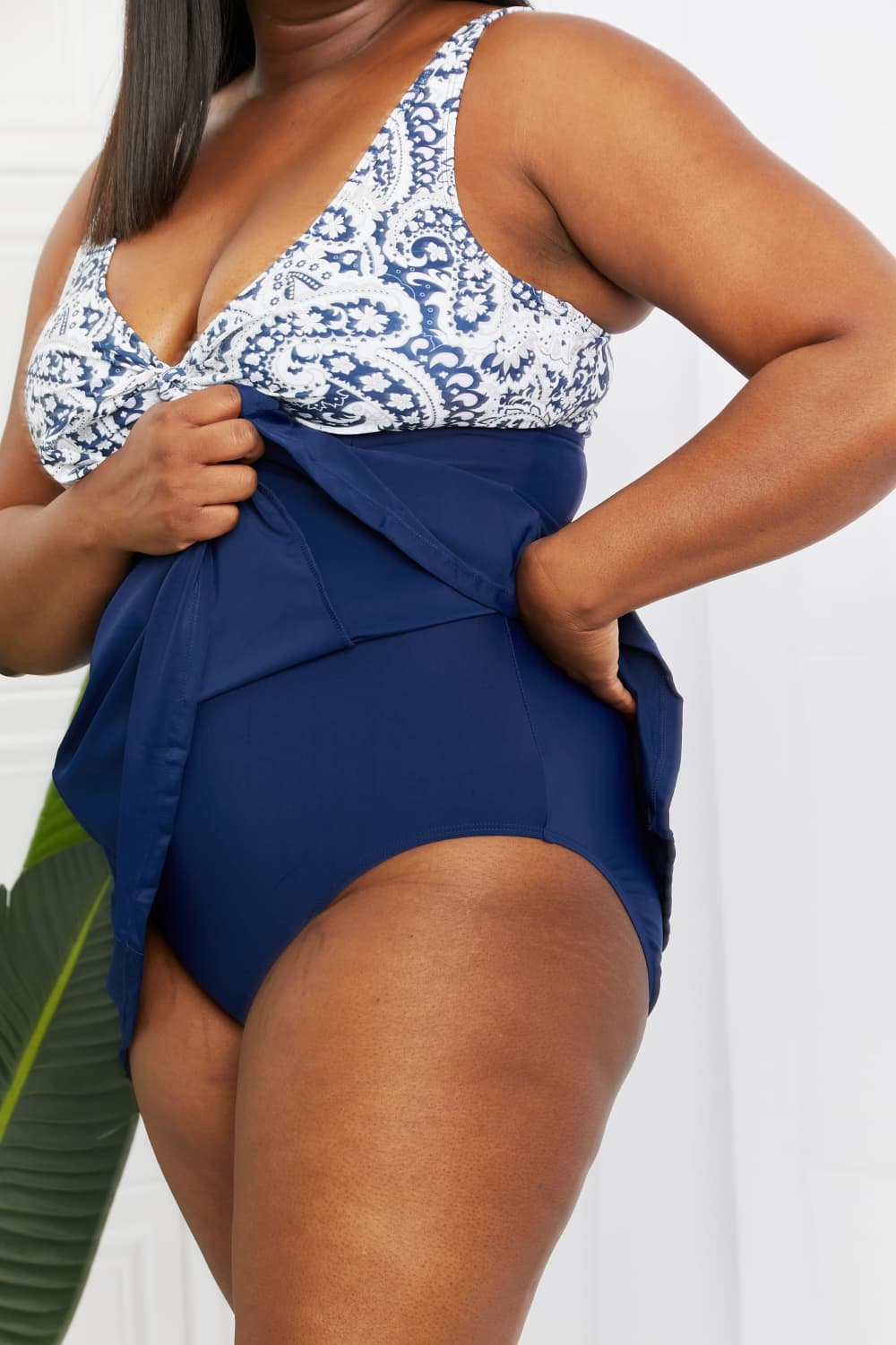 Marina West Swim Full Size Sail With Me Vestido de baño con cuello en V en Paisley Navy