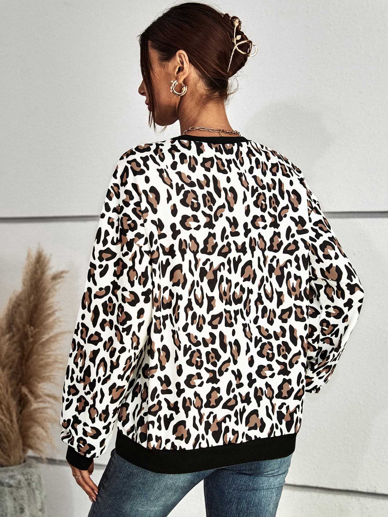 Sudadera con hombros caídos y cuello redondo de leopardo