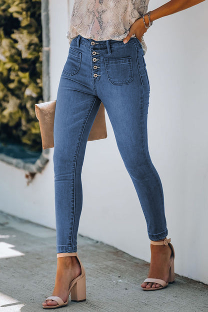 Jeans ajustados con botones y bolsillos