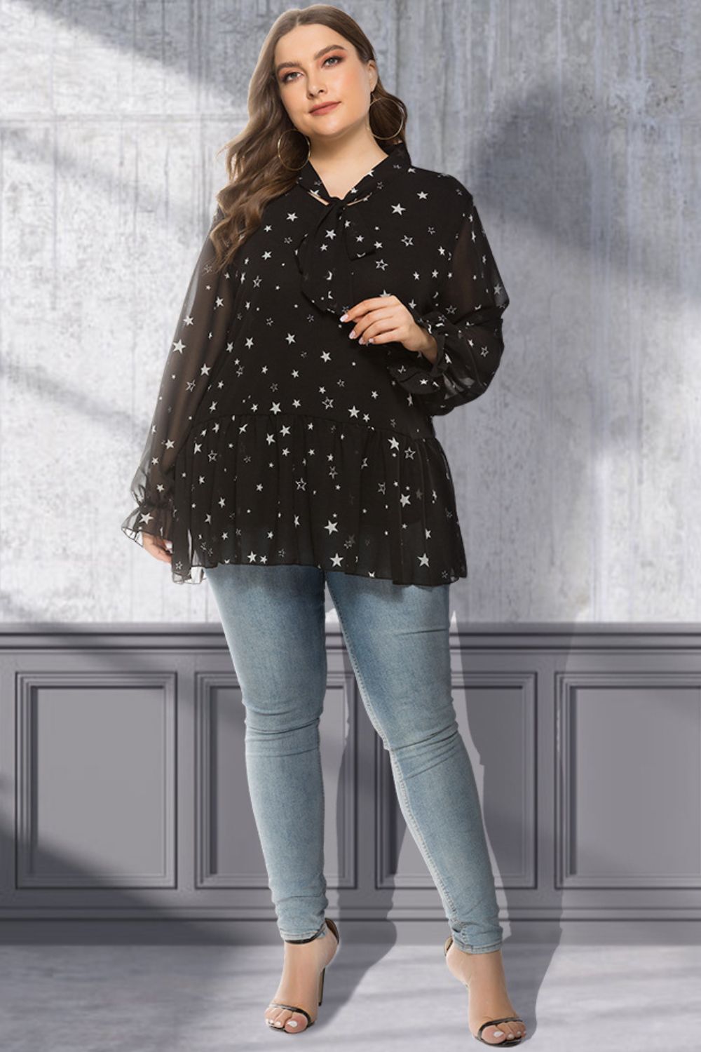 Blusa peplum con cuello anudado y estampado de estrellas de talla grande