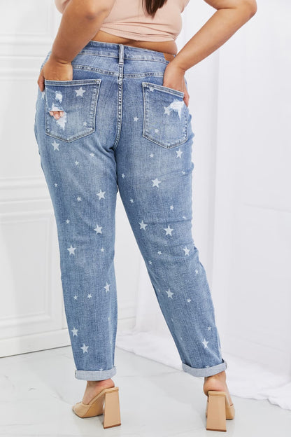 Judy Blue Sarah Jeans estilo boyfriend con estampado de estrellas de tamaño completo