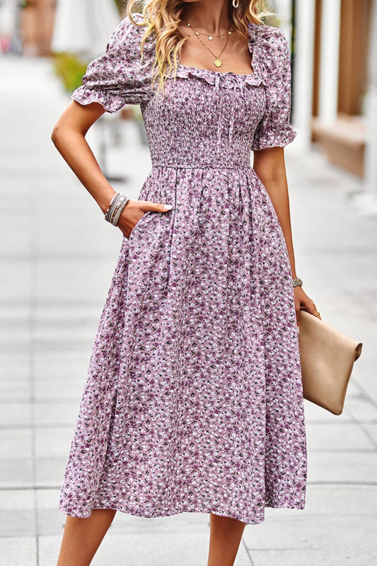 Vestido de cuello cuadrado con volantes florales y bolsillos