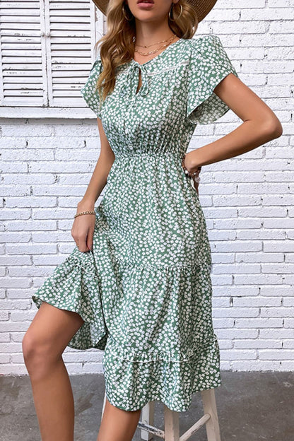 Vestido floral con mangas de pétalos y cuello anudado