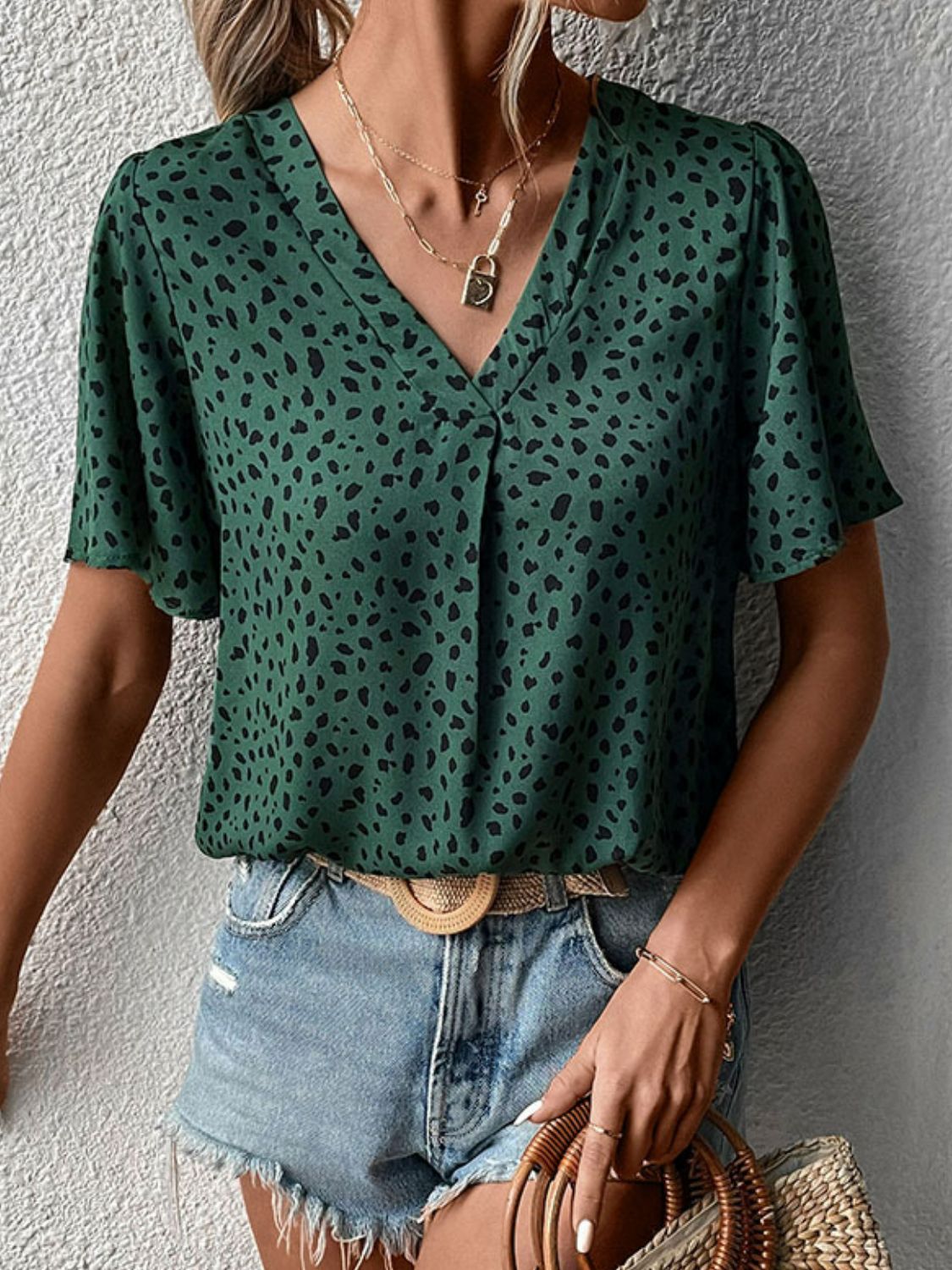 Blusa con estampado animal con cuello en V y manga ondulada