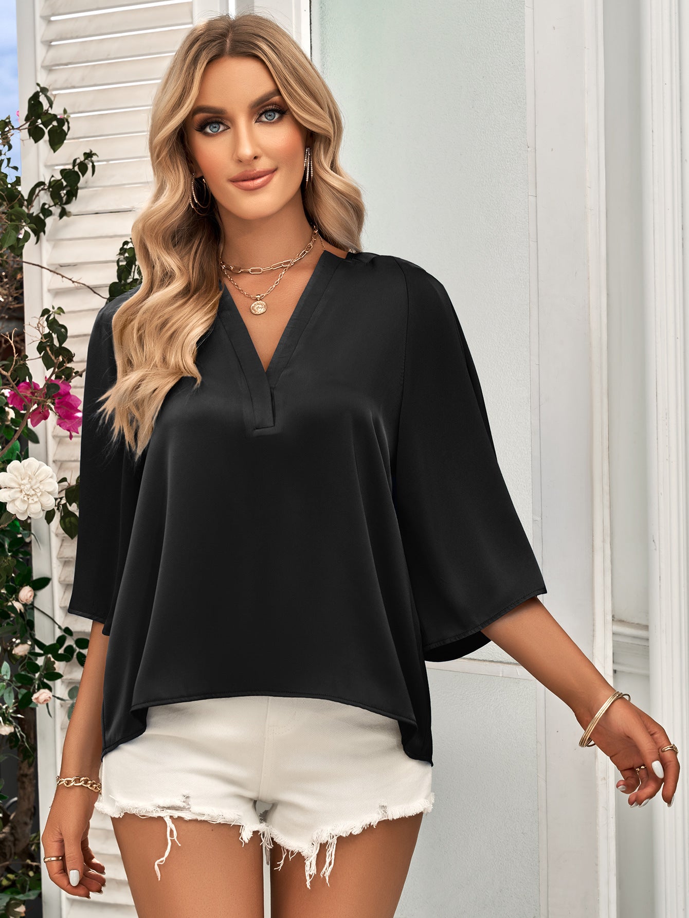 Blusa con cuello en V y manga tres cuartos acampanada