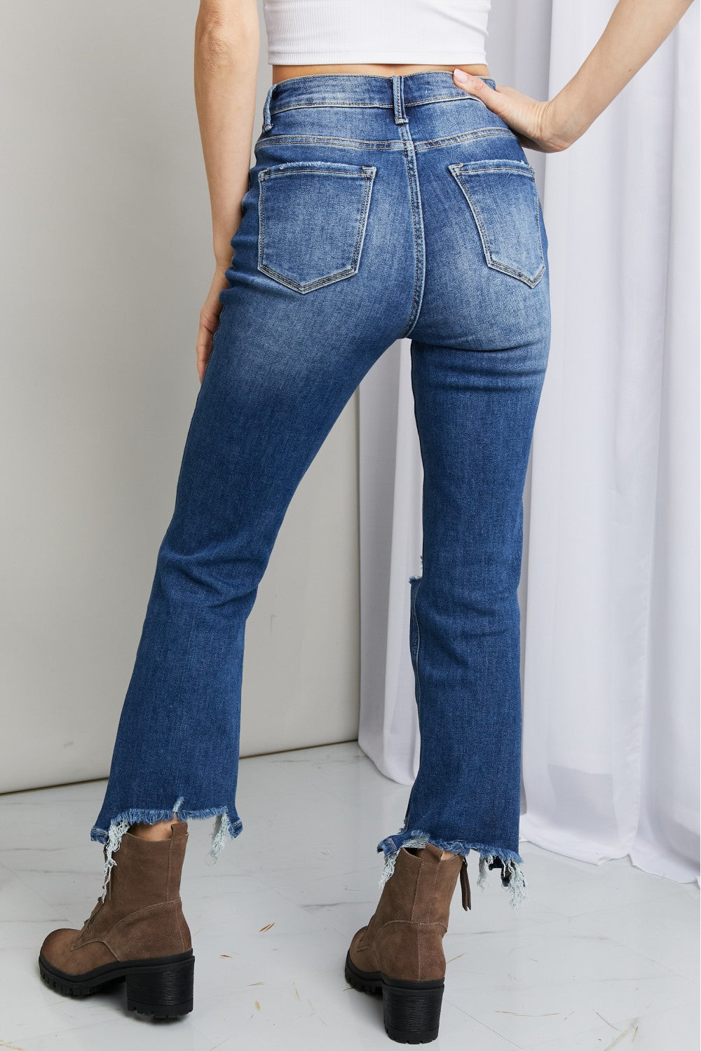 Jeans cortos desgastados con dobladillo deshilachado de tamaño completo RISEN