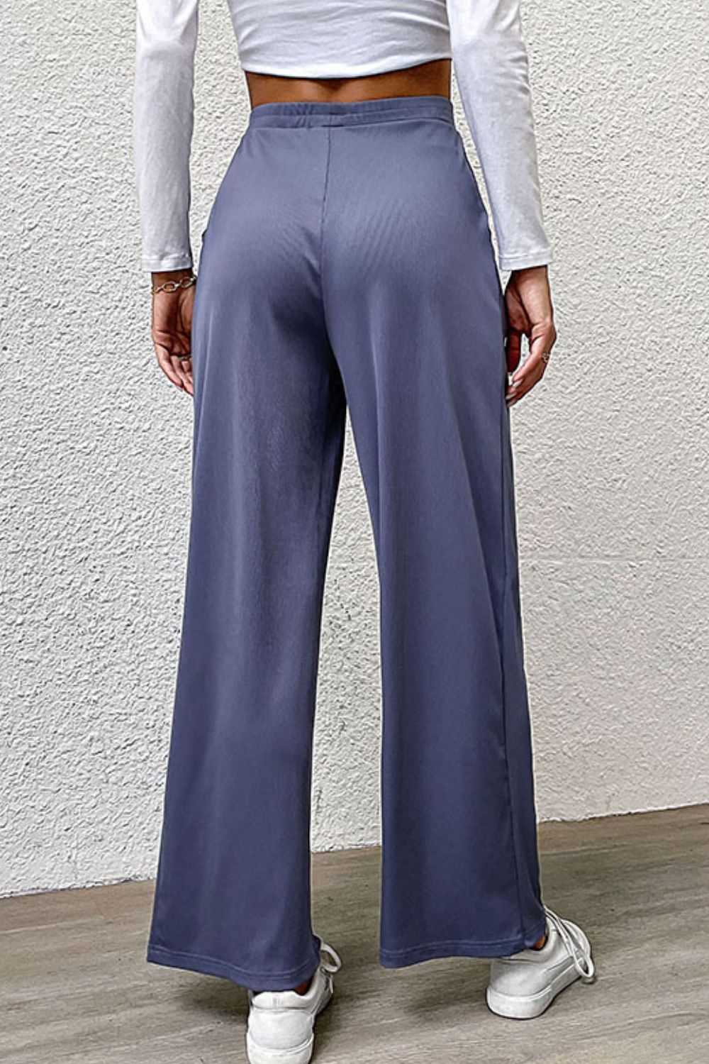 Pantalones anchos con bolsillos y detalles plisados