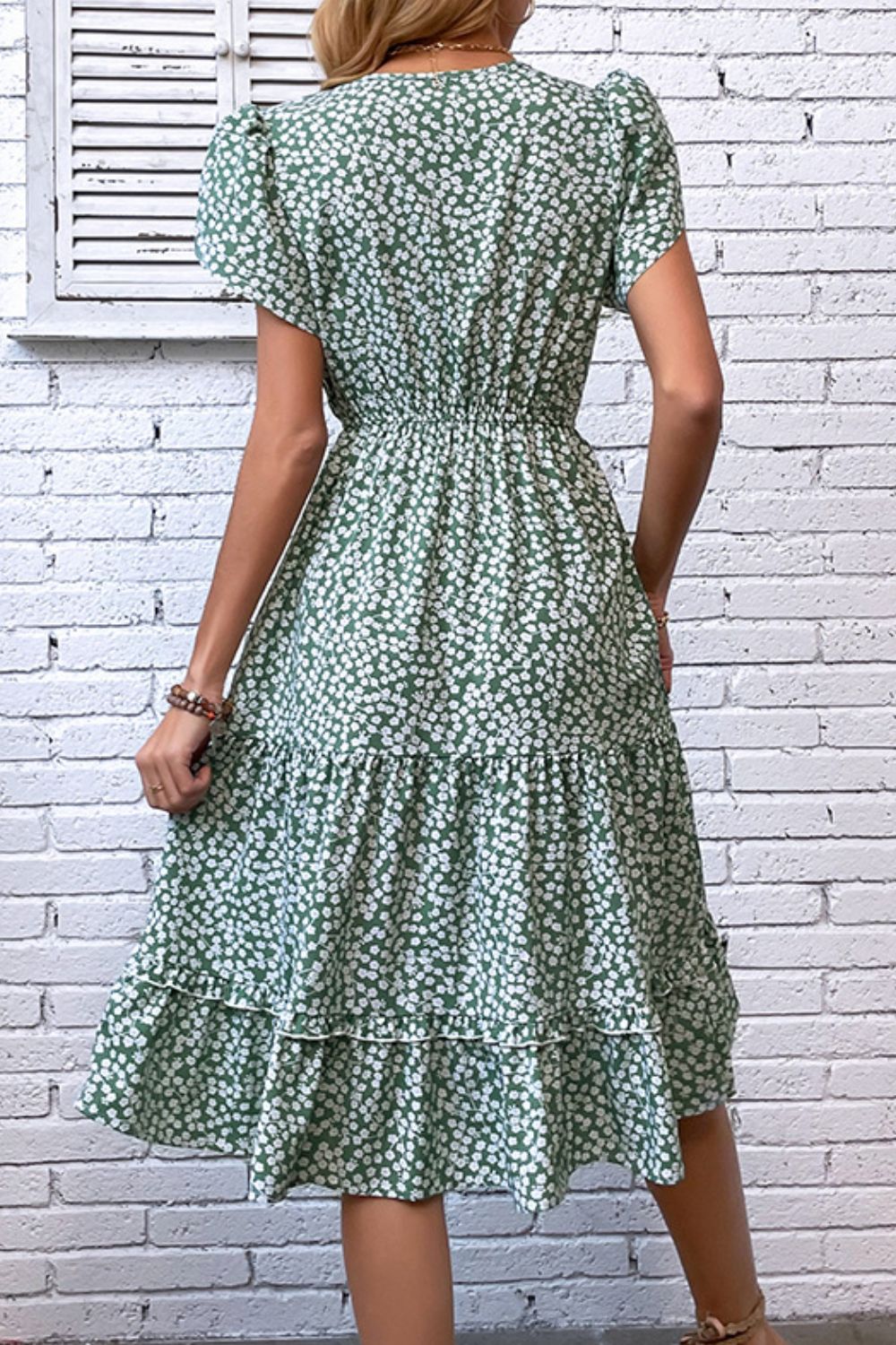 Vestido floral con mangas de pétalos y cuello anudado