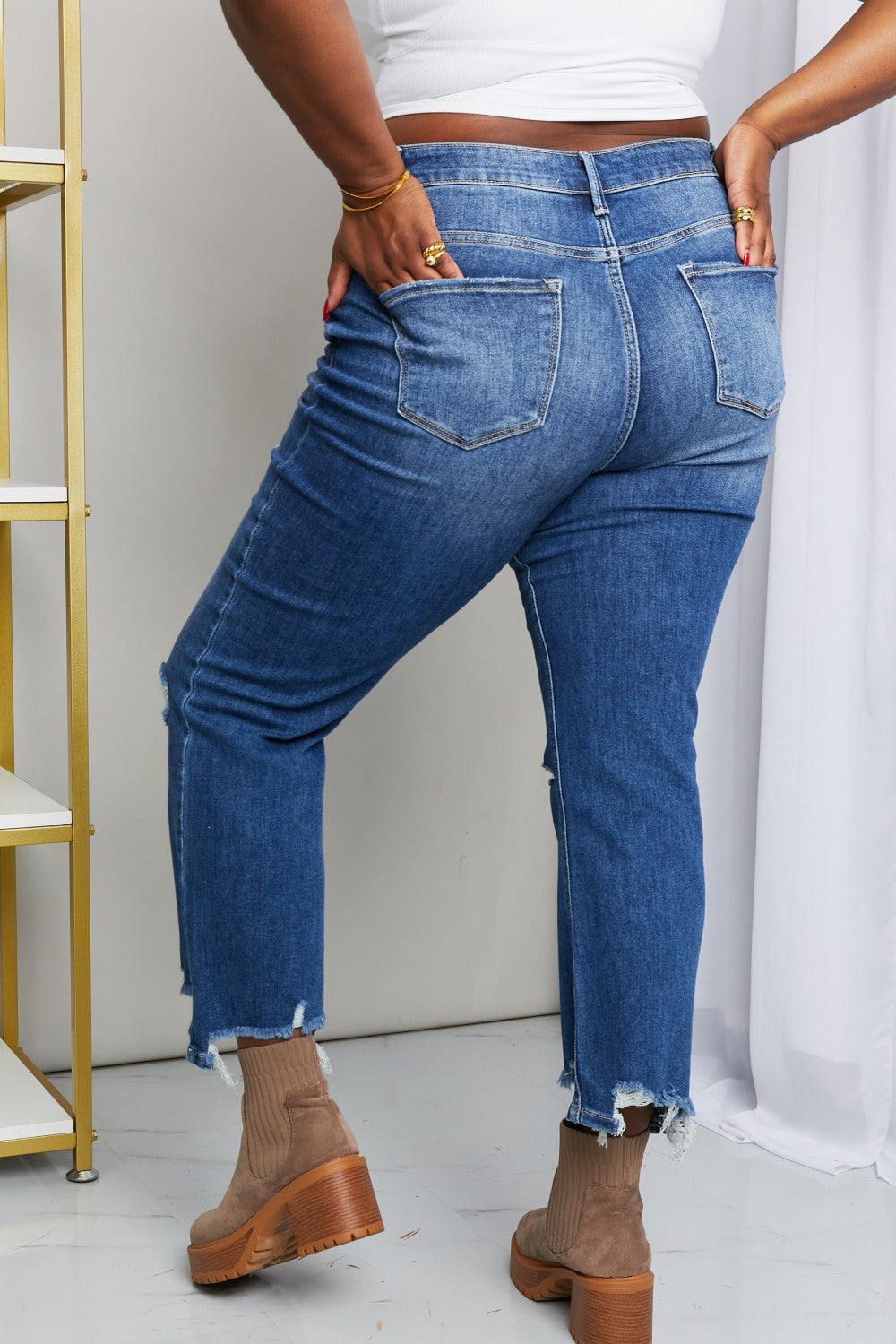 Jeans cortos desgastados con dobladillo deshilachado de tamaño completo RISEN