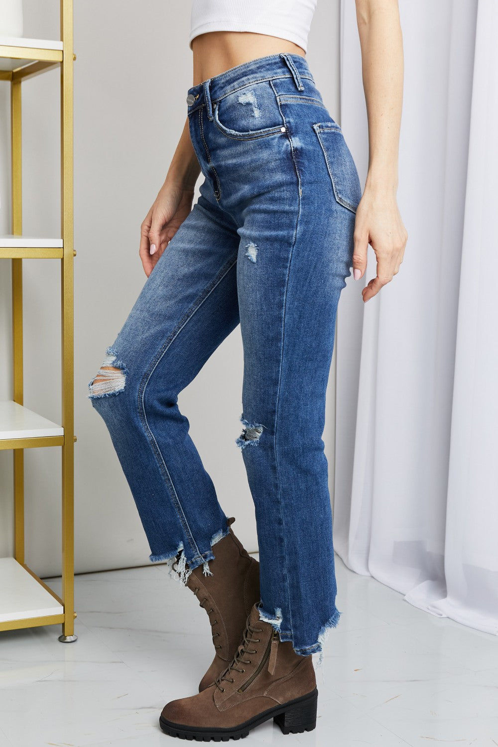 Jeans cortos desgastados con dobladillo deshilachado de tamaño completo RISEN