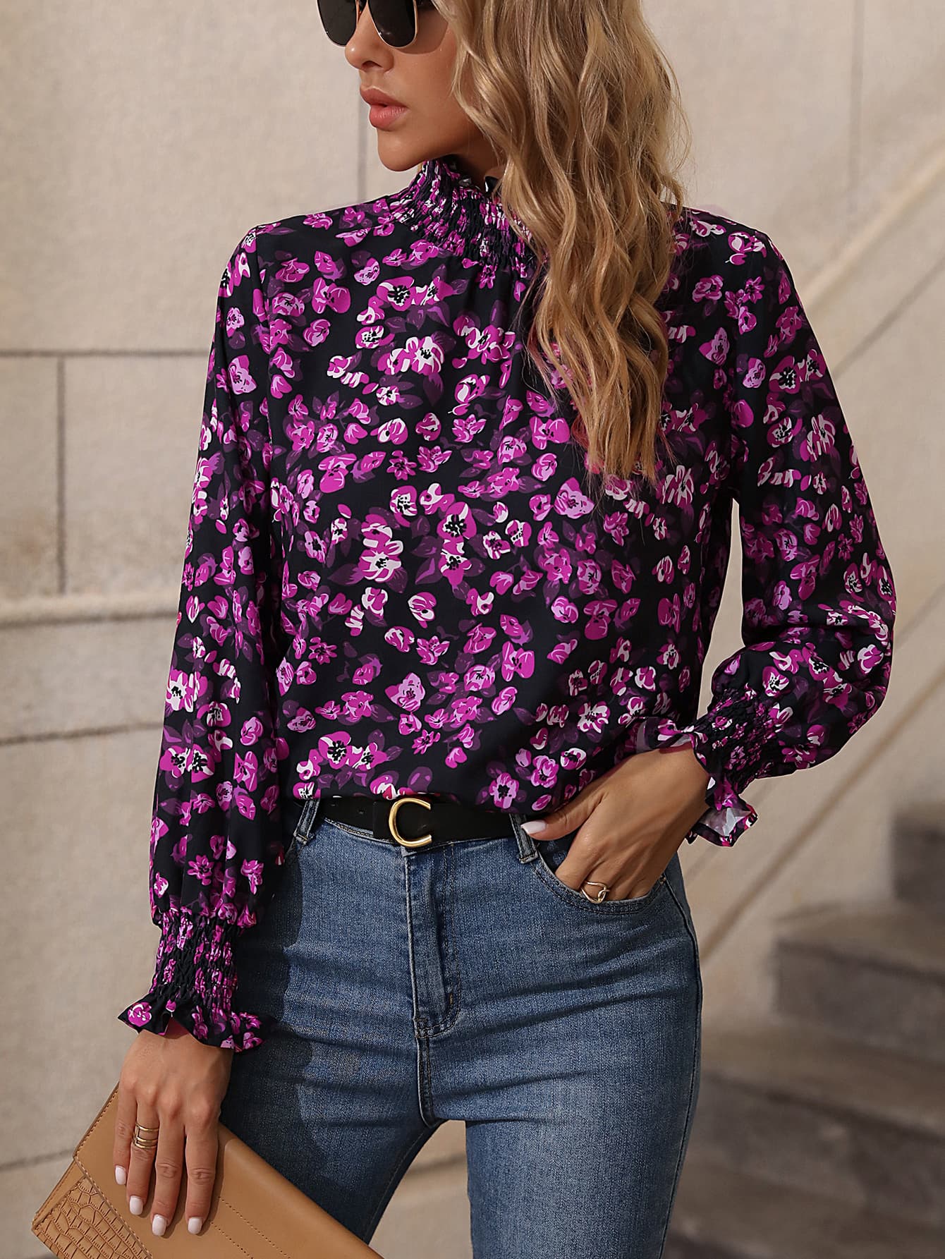 Blusa con cuello de volantes y fruncido floral